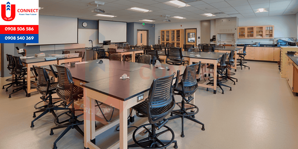 Đại học Whittier, bang California, Mỹ.